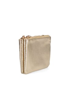Cartera de cuero texturizado dorado con tres compartimentos con cremallera, que presenta acentos metálicos brillantes y una forma rectangular compacta.