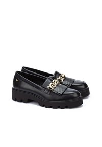 Mocasines de cuero negro con una suela gruesa, que presentan un acento de cadena dorada y detalle plisado en el vampiro. Textura suave, diseño de punta redonda.