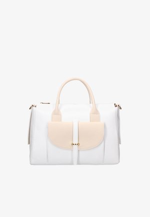 Sac à main en cuir blanc avec poche à rabat beige et poignées supérieures, fermeture éclair et quincaillerie dorée sur fond blanc uni.