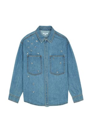 Lichtblauwe denimshirt met een klassieke kraag, twee borstzakken en verspreide zilveren hart- en geometrische versieringen.