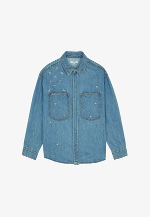 Hellblaue Jeanshemd mit klassischem Kragen, zwei Brusttaschen und verstreuten Verzierungen in Form von silbernen Herzen und geometrischen Formen.
