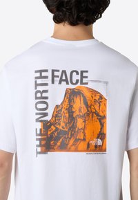 The North Face HALF DOME PHOTO  - Print T-shirt - tnf white anthracite gr