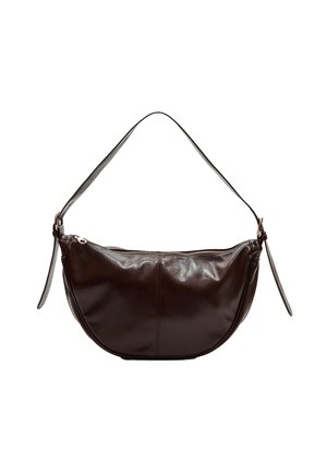 Dunkelbraune Leder-Handtasche in Halbmondform mit verstellbarem Schultergurt und Reißverschluss oben.