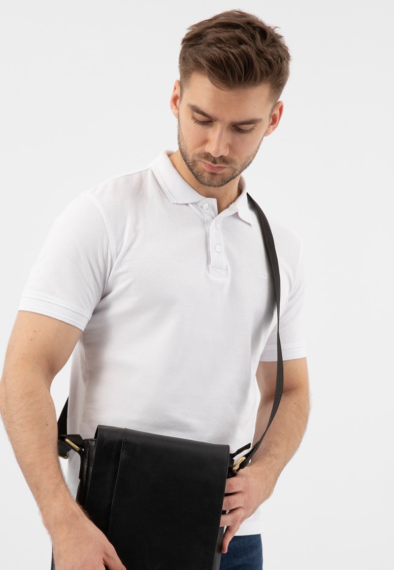 Borsa a tracolla in pelle nera con una texture liscia, forma rettangolare e dettagli in hardware dorato. Tracolla inclusa.