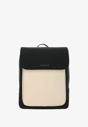 Schwarzer und cremefarbener Leder-Rucksack mit Klappenverschluss, Fronttasche und Obergriff. Minimalistisches Design und Logo-Detail.