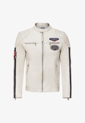 Witte leren motorjack met gewatteerde details op de schouders, twee voorzakken met rits en geborduurde patches op de borst en mouwen.