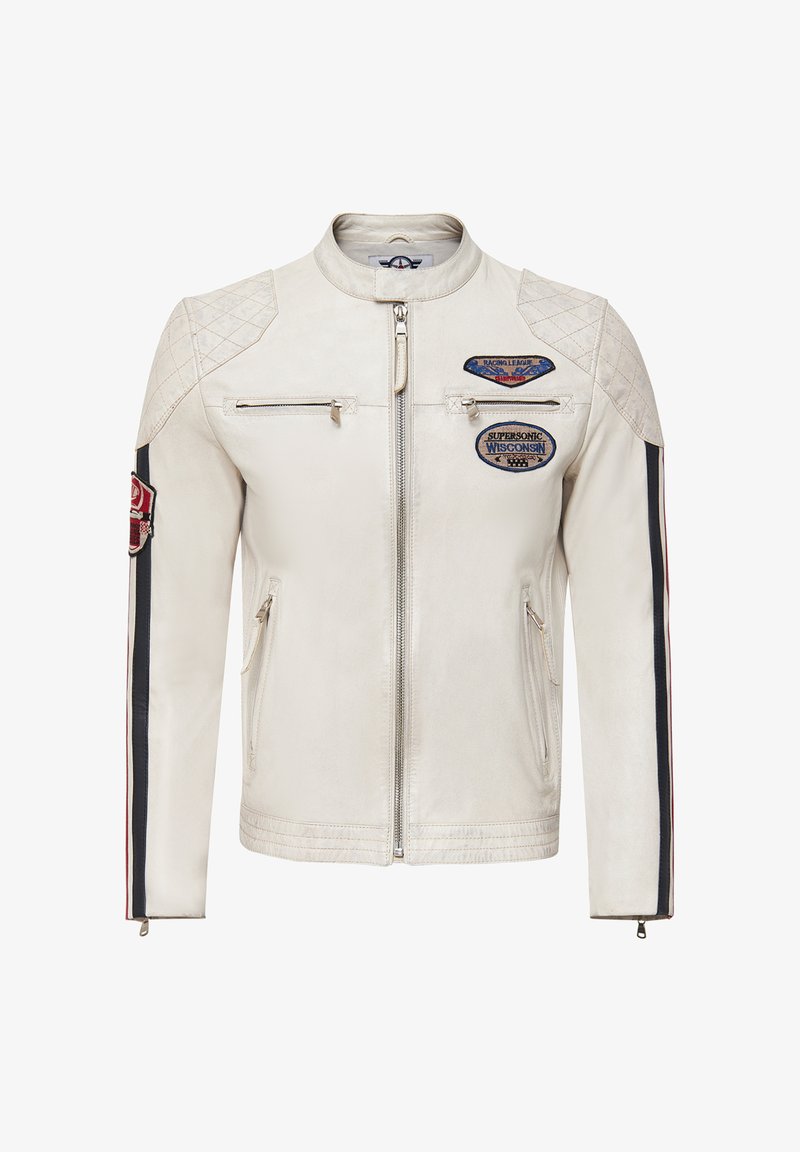 Witte leren motorjack met gewatteerde details op de schouders, twee voorzakken met rits en geborduurde patches op de borst en mouwen.