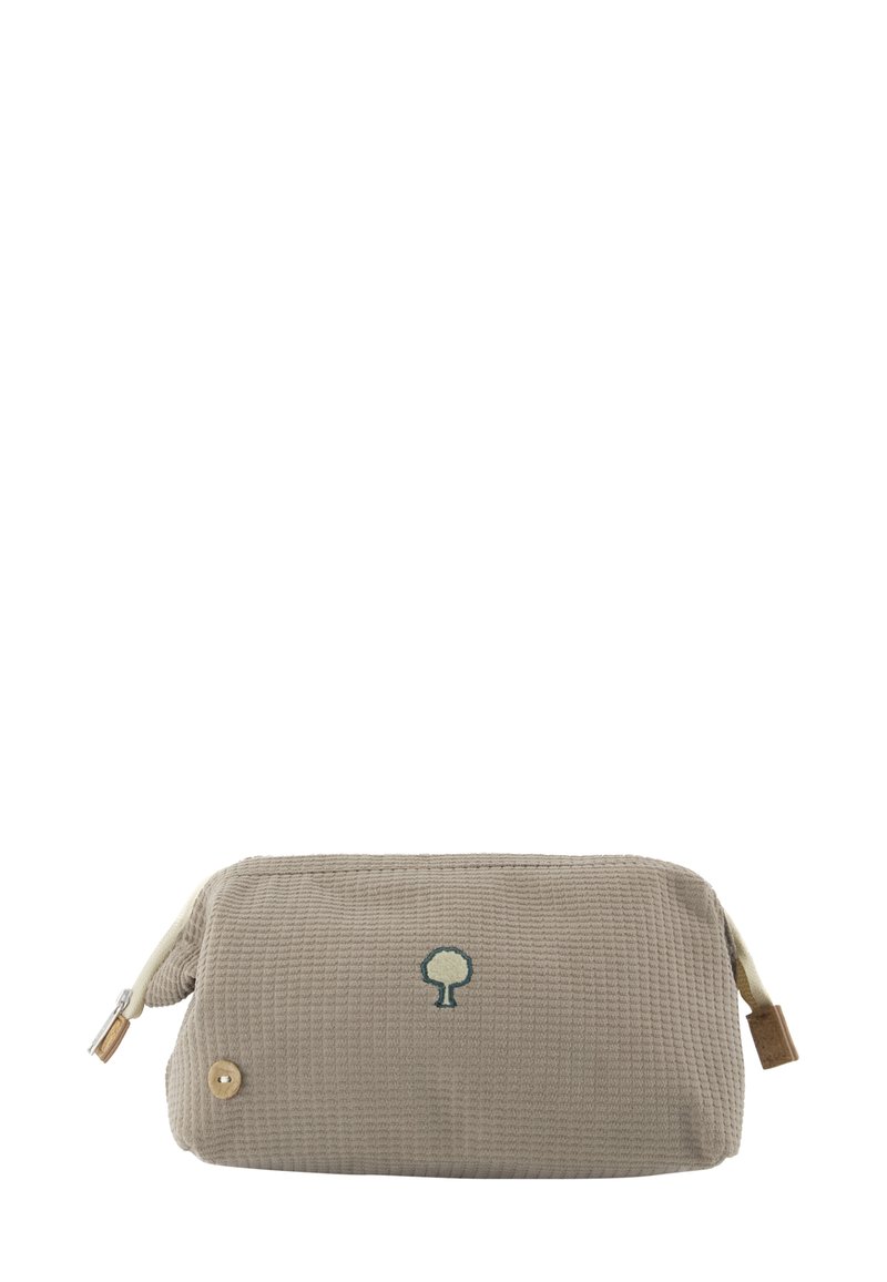 Borsa da toeletta in tessuto beige con logo di un albero verde, chiusura a zip e dettagli in legno. Design compatto e rettangolare.