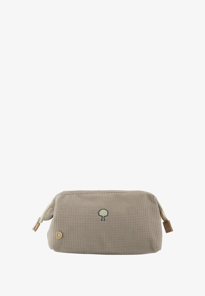 Borsa da toeletta in tessuto beige con logo di un albero verde, chiusura a zip e dettagli in legno. Design compatto e rettangolare.