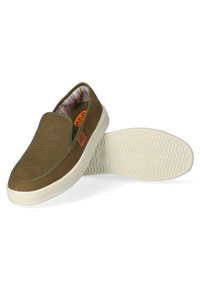 Groene instap schoenen met een bovenwerk van mesh, rubberen zool en oranje accentlogo. Geprofileerd oppervlak en witte zool met een patroon.