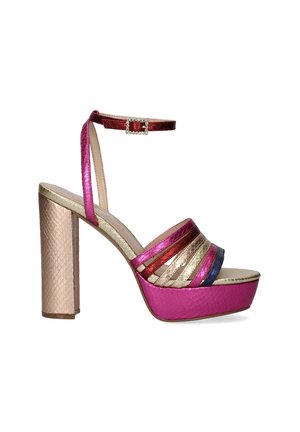 Sandalias de plataforma de tacón alto coloridas con una combinación de tiras rosas, rojas y doradas, con un tacón bloque texturizado en rosa y una correa decorativa en el tobillo.