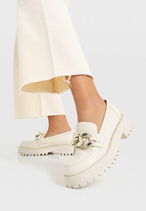 MIT KETTENELEMENT - Mocassini - off white