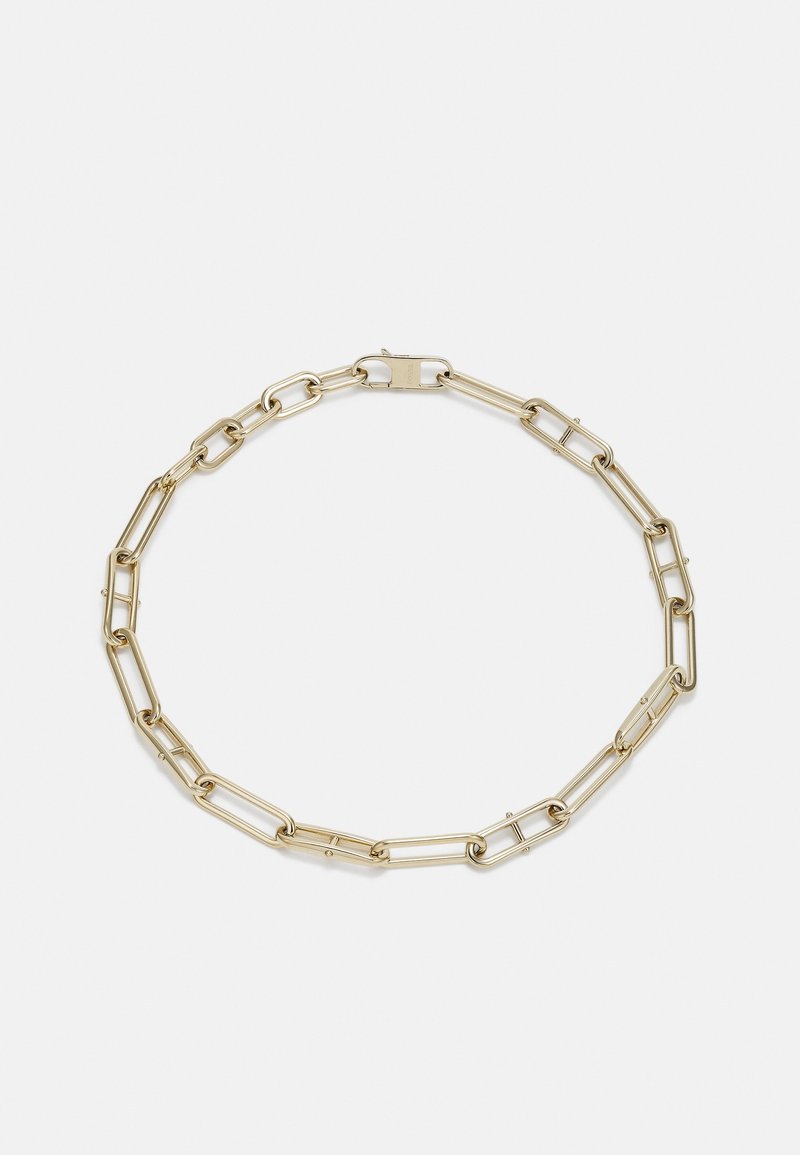 Collier chaîne en or avec des maillons rectangulaires allongés et un fermoir rectangulaire sur fond blanc.