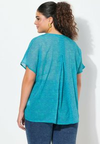 Ulla Popken SUMMERTIME ZEBRA PRINT SHORT SLEEVE - Blůza - deep aqua