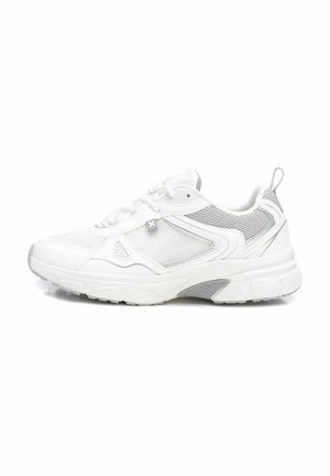 Zapatilla deportiva blanca con parte superior de malla, cuello acolchado y una suela de goma texturizada con un acento gris en el talón.