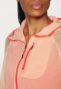 HOKA SKYFLOW JACKET - Windbreaker - apricot