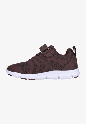 Chaussure de sport marron avec tige en mesh, bande Velcro et semelle en caoutchouc blanc. Présente des accents texturés et une pointe arrondie.