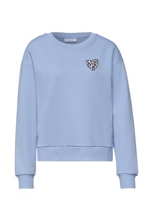 Lichtblauwe longsleeve crewneck sweatshirt met geribbelde boorden aan mouwen en zoom, met een klein hartje met luipaardprint op de linkerborst.