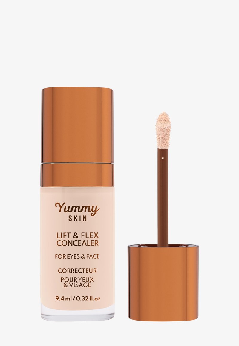 Lift & Flex Concealer in een doorzichtige fles met een matte afwerking, voorzien van een rosegouden dop, heeft een zachte applicatorpenseel.