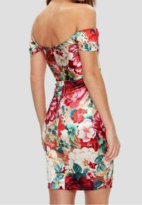 Robe moulante fleurie à épaules dénudées en rouges, verts et blancs vibrants ; coupe ajustée avec motif floral et texture de tissu lisse.