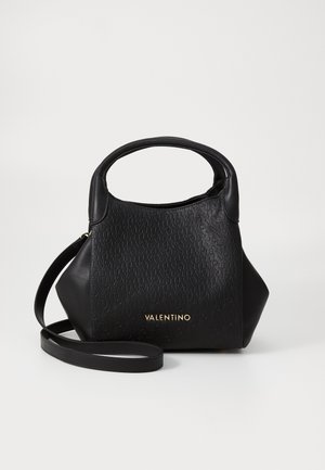 Sac à main Valentino noir avec motif de logo embossé, poignées arrondies et bandoulière amovible sur fond blanc.