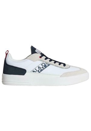 Witte sneaker met marineblauwe suède accenten, mesh materiaal, rubberen zool en logo detail aan de zijkant. Beschikt over een klassieke vetersluiting.