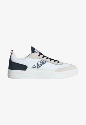 Sneaker blanche avec des accents en daim bleu marine, en matériau en maille, semelle en caoutchouc et détail de logo sur le côté. Présente un design classique à lacets.