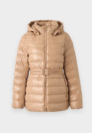 Giacca puffer beige con cappuccio, caratterizzata da un design trapuntato e una vita con cintura. Realizzata in materiale lucido, con chiusura a zip e un accento con logo.