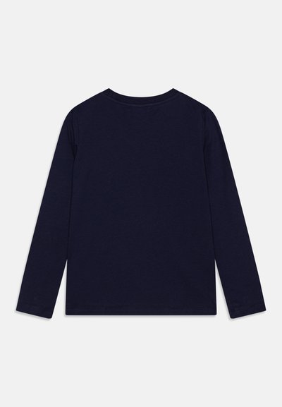 Tengerészkék, hosszú ujjú póló, puha pamutból készült, kerek nyakkivágással és varrott szegésekkel. Egyszerű, egyszínű dizájn, minta nélkül.