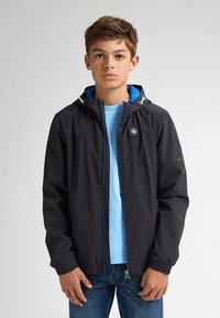 Jachetă ușoară neagră, cu căptușeală albastră, dotată cu glugă, închidere cu fermoar, manșete elastice și un patch cu logo pe piept.