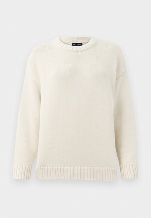 Svetlo smetanasta pletena pulover s krojem okrog vratu, rebrastimi manšetami in robom. Ima teksturiran vzorec in spuščena ramena za sproščen fit.