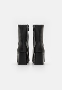 Steve Madden HOIST - Klassiset nilkkurit - black
