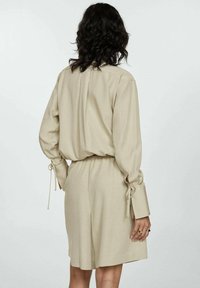 Mango Pantaloni de trening - mottled olive