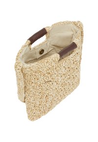 Vævet stråhåndtaske i beige med tekstureret overflade, udstyret med brune læderhåndtag og en trykknaplukning. Kompakt, struktureret design.