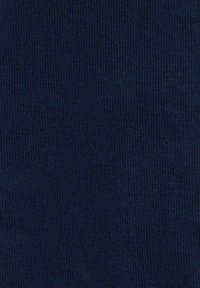 Granatowy, dziany materiał o delikatnej, prążkowanej teksturze. Powierzchnia wydaje się gładka i jednolita, idealna do zastosowań w odzieży lub tapicerce.