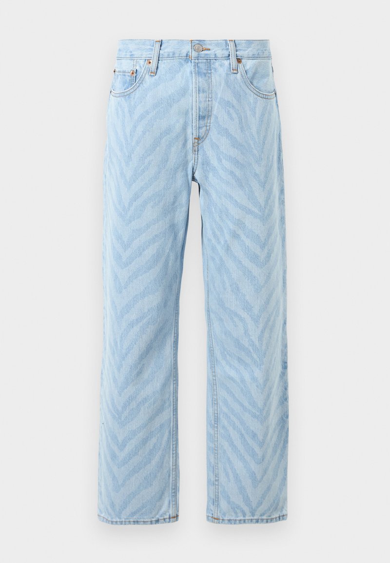 Lichtblauwe rechte jeans met subtiel zebrapatroon, knoop- en ritssluiting, en vijf zakken.