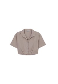 Camicia a maniche corte e cropped color taupe chiaro con sottili righe verticali, dotata di colletto e orlo arrotondato.