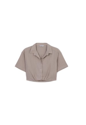 Chemise à manches courtes, courte et boutonnée en taupe clair avec des rayures verticales subtiles, dotée d'un col et d'un ourlet arrondi.