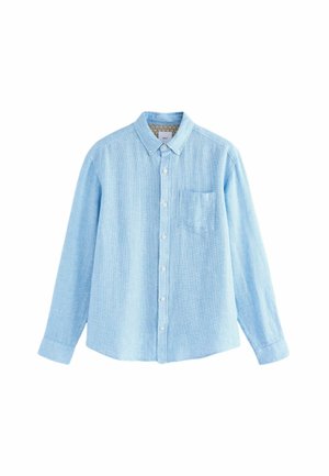 Chemise boutonnée à manches longues bleu clair en tissu texturé, dotée d'une seule poche poitrine et d'un design de col classique.