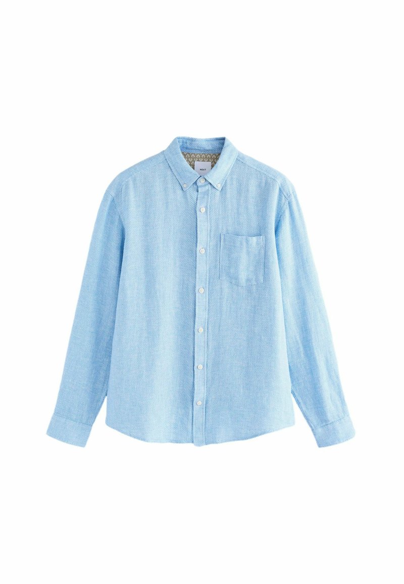 Camisa de botones de manga larga en azul claro, confeccionada en un tejido texturizado, con un único bolsillo en el pecho y un diseño de cuello clásico.