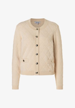 Cardigan beige texturé avec un motif en losange, encolure arrondie et bordure côtelée contrastante. Dispose de poches avant et de grands boutons.