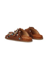 Sandalias deslizantes de cuero trenzado marrón con elementos coloridos, una plantilla de ante suave y una suela de goma texturada.