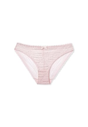 Perizoma rosa in pizzo con motivi floreali, lati in rete trasparente, bordi ondulati e un piccolo fiocco in satin al centro anteriore. Texture morbida e delicata.