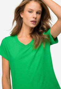 LAURASØN KLEINER KNOTEN V-AUSSCHNITT HALBARM - Camiseta básica - green