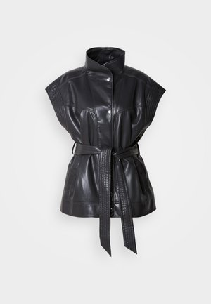 Top sin mangas de cuero negro con cuello alto, cintura con cinturón y detalles texturizados en los hombros. Cuenta con cierre de botones a presión y acabado liso.