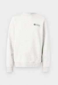 Ανοιχτό γκρι φούτερ με μακριά μανίκια και μικρό λογότυπο "Converse" στο επάνω αριστερό μέρος του στήθους, με ριμπ μανσέτες και τελείωμα.