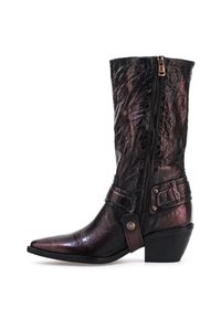 Kovrdane čizme od dubokog ljubičastog kože do koljena s špicastim prstima, bočnim zatvaračem i podesivim remenom s metalnim detaljima. Crni potplat.