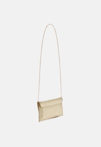 Borsa crossbody metallica dorata di forma rettangolare, con una superficie liscia e chiusura a pattina piatta. Presenta una tracolla sottile a catena.