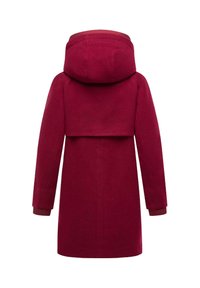 Manteau bordeaux, longueur genoux, avec une capuche, confectionné en tissu texturé. Présente des manches longues et un design à dos superposé pour un style supplémentaire.