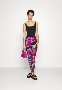 Versace Jeans Couture CHAIN - Tajice-hlače - plum/crimson